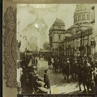 Rose's Stereoscopic Views card showing the royal party and mounted troops leaving the Exhibition Building, Melbourne, 1901